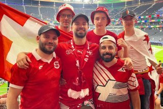 Lianel Gay (devant à droite) avec des amis lors du match nul entre la Suisse et l'Allemagne le 23 juin à Francfort.